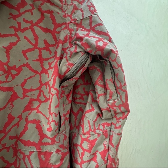 Burton Pink and Gray Ski Jacket - Picture 5 of 16